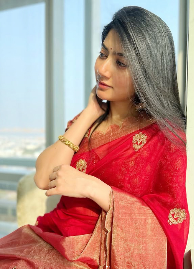 Natural_20beauty_20queen_20Sai_20pallavi_20photos_20_289_29.jpg 9