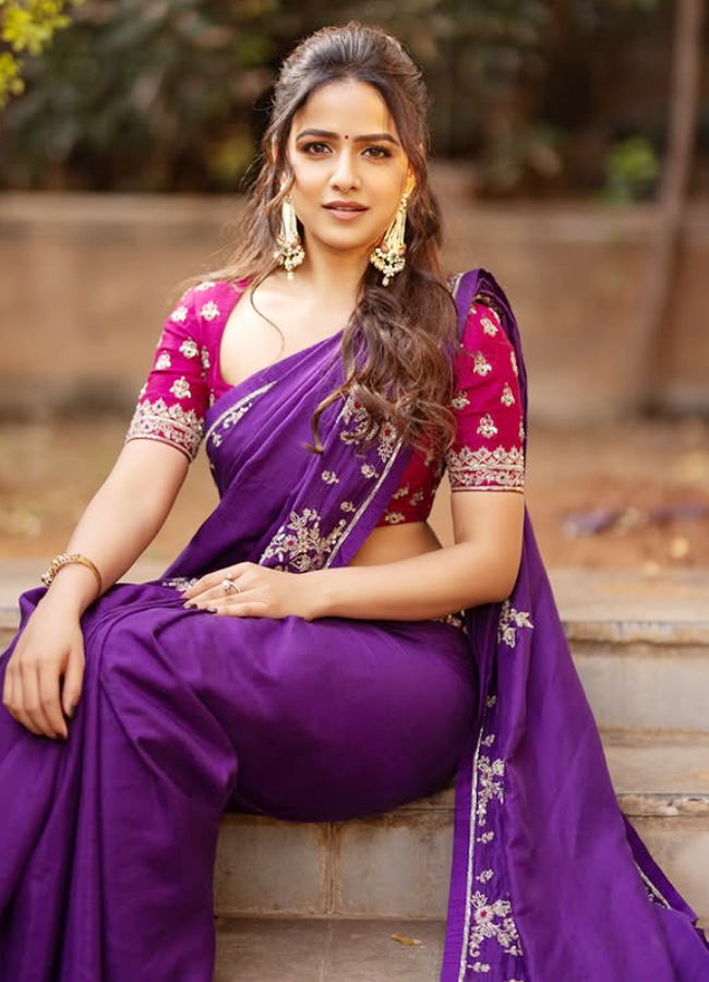 Vaishnavi_20Chaitanya_20dazzles_20in_20a_20classic_20saree_20_289_29.jpg 9