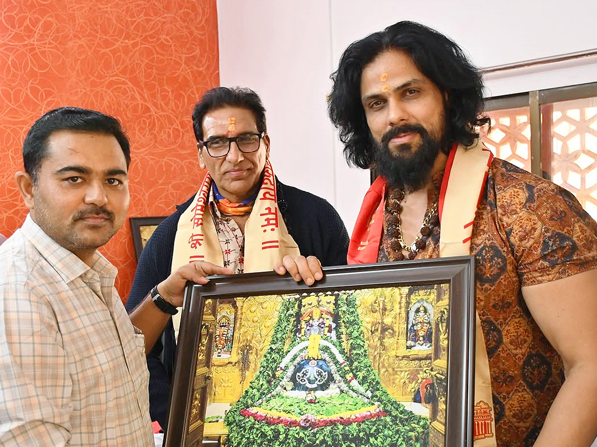 Kannappa_20Team_20Visits_20Maha_20Yatra_20of_2012_20Jyotirlingas_20before_20the_20Movie_20Release_20Photos_20_282_29.jpg 3