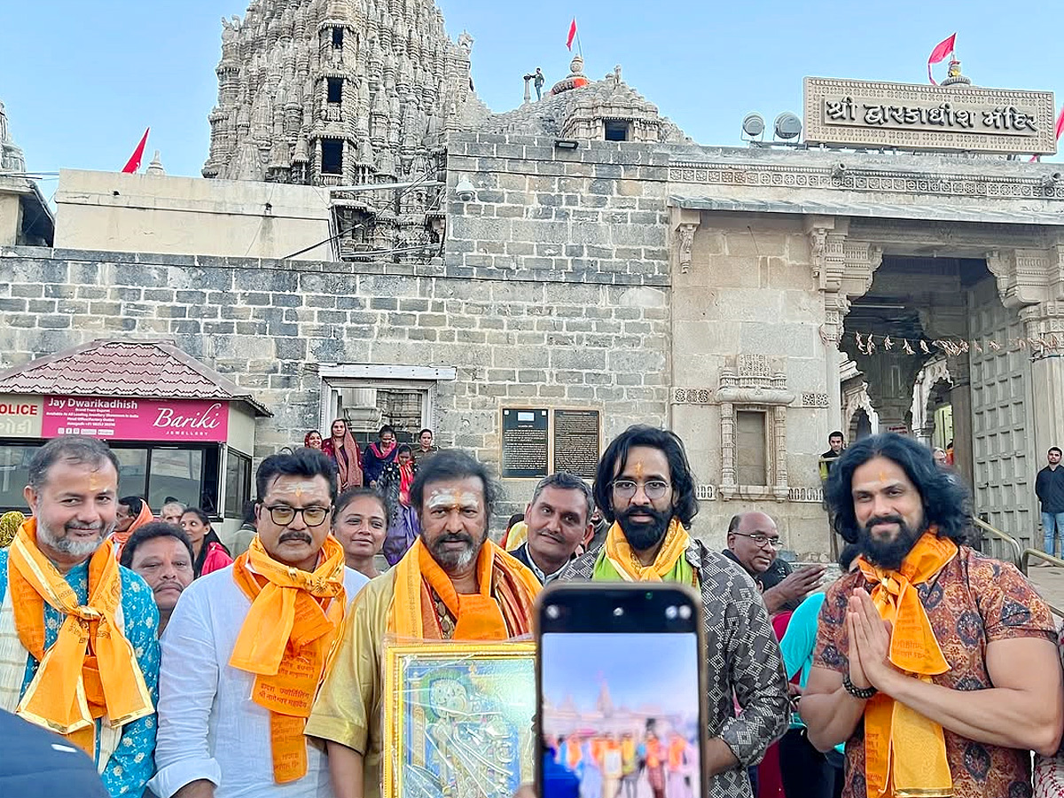 Kannappa_20Team_20Visits_20Maha_20Yatra_20of_2012_20Jyotirlingas_20before_20the_20Movie_20Release_20Photos_20_283_29.jpg 4
