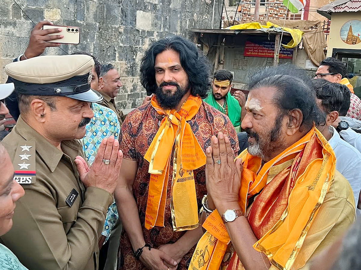 Kannappa_20Team_20Visits_20Maha_20Yatra_20of_2012_20Jyotirlingas_20before_20the_20Movie_20Release_20Photos_20_284_29.jpg 5
