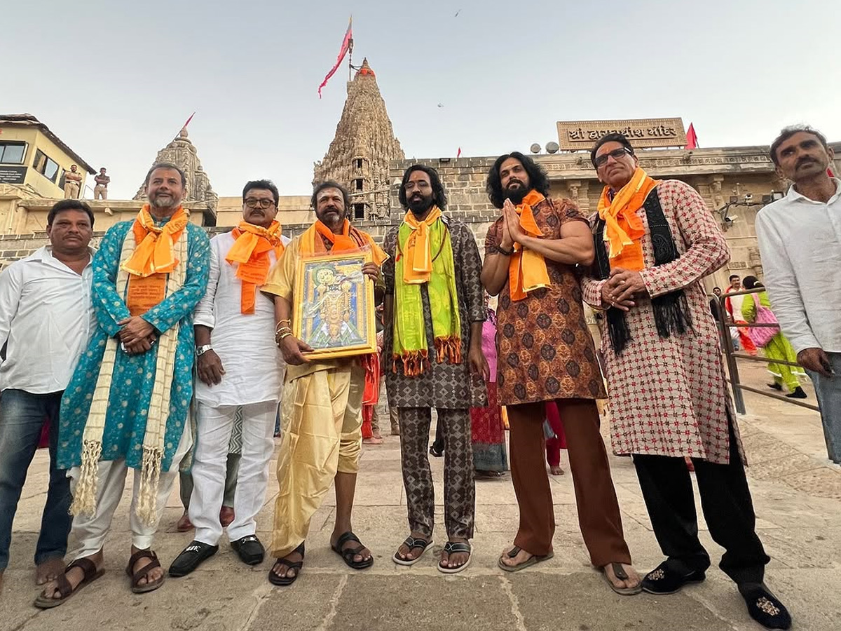 Kannappa_20Team_20Visits_20Maha_20Yatra_20of_2012_20Jyotirlingas_20before_20the_20Movie_20Release_20Photos_20_286_29.jpg 7