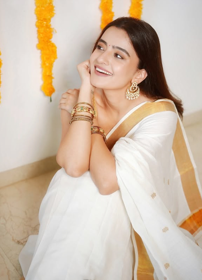 Rukshar_20Dhillon_20Dazzles_20in_20Saree_20Photos_20_285_29.jpg 6
