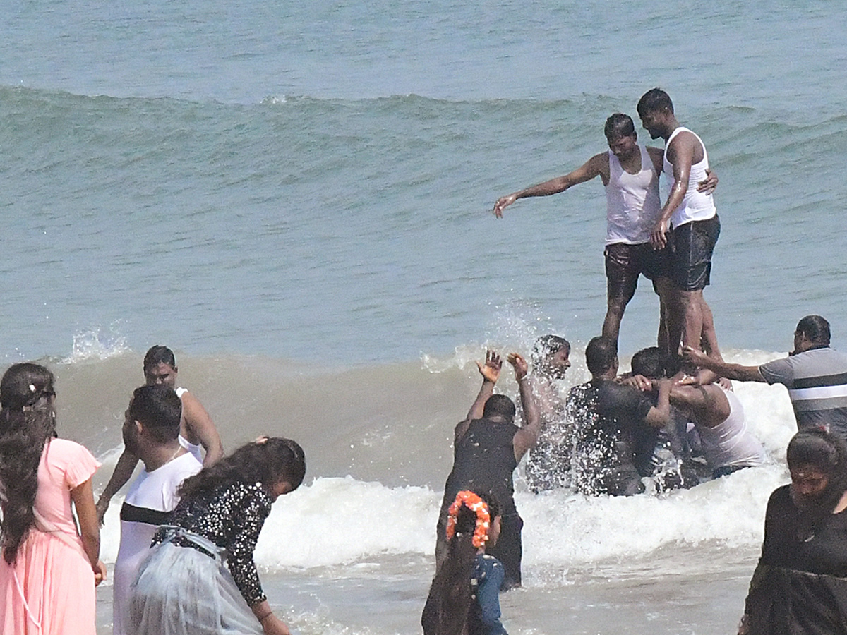 Sunday_20Visakhapatnam_20Beach_20Photos_10.jpg 8