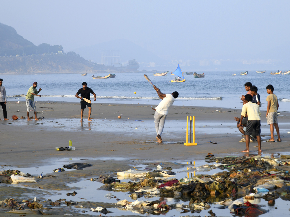 Sunday_20Visakhapatnam_20Beach_20Photos_12.jpg 10