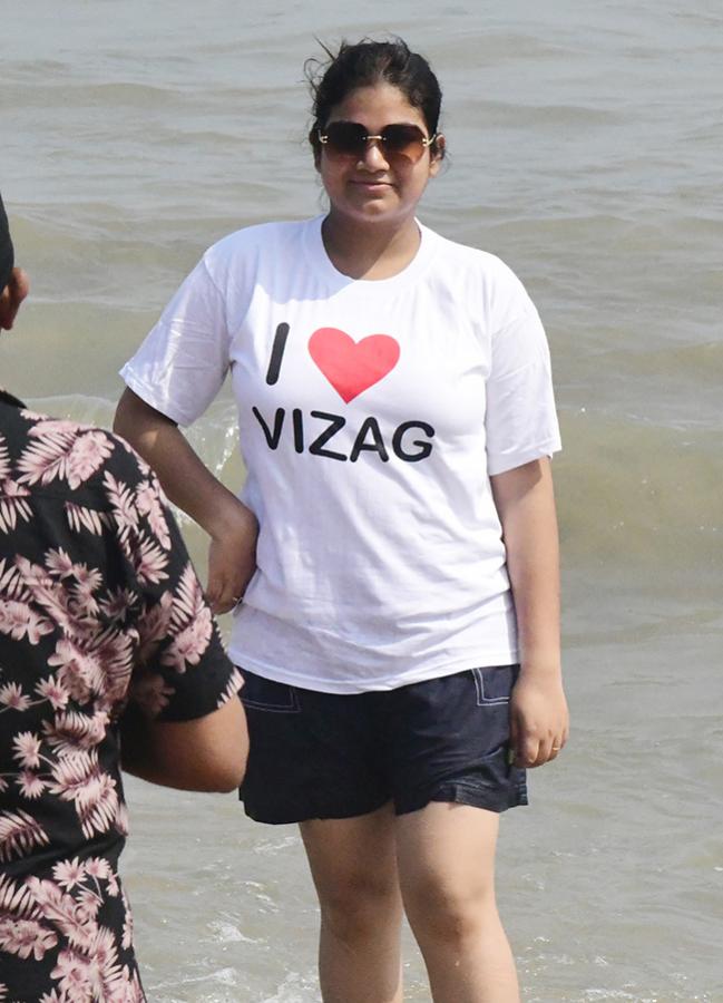 Sunday_20Visakhapatnam_20Beach_20Photos_15.jpg 12