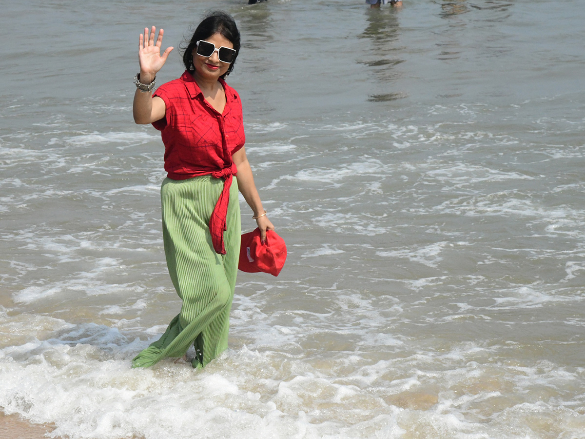 Sunday_20Visakhapatnam_20Beach_20Photos_17.jpg 14