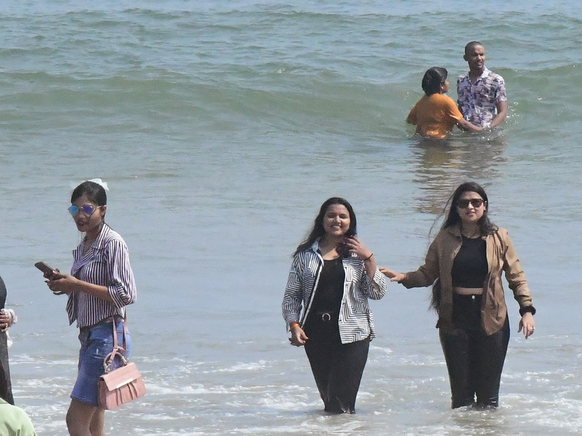 Sunday_20Visakhapatnam_20Beach_20Photos_19.jpg 15
