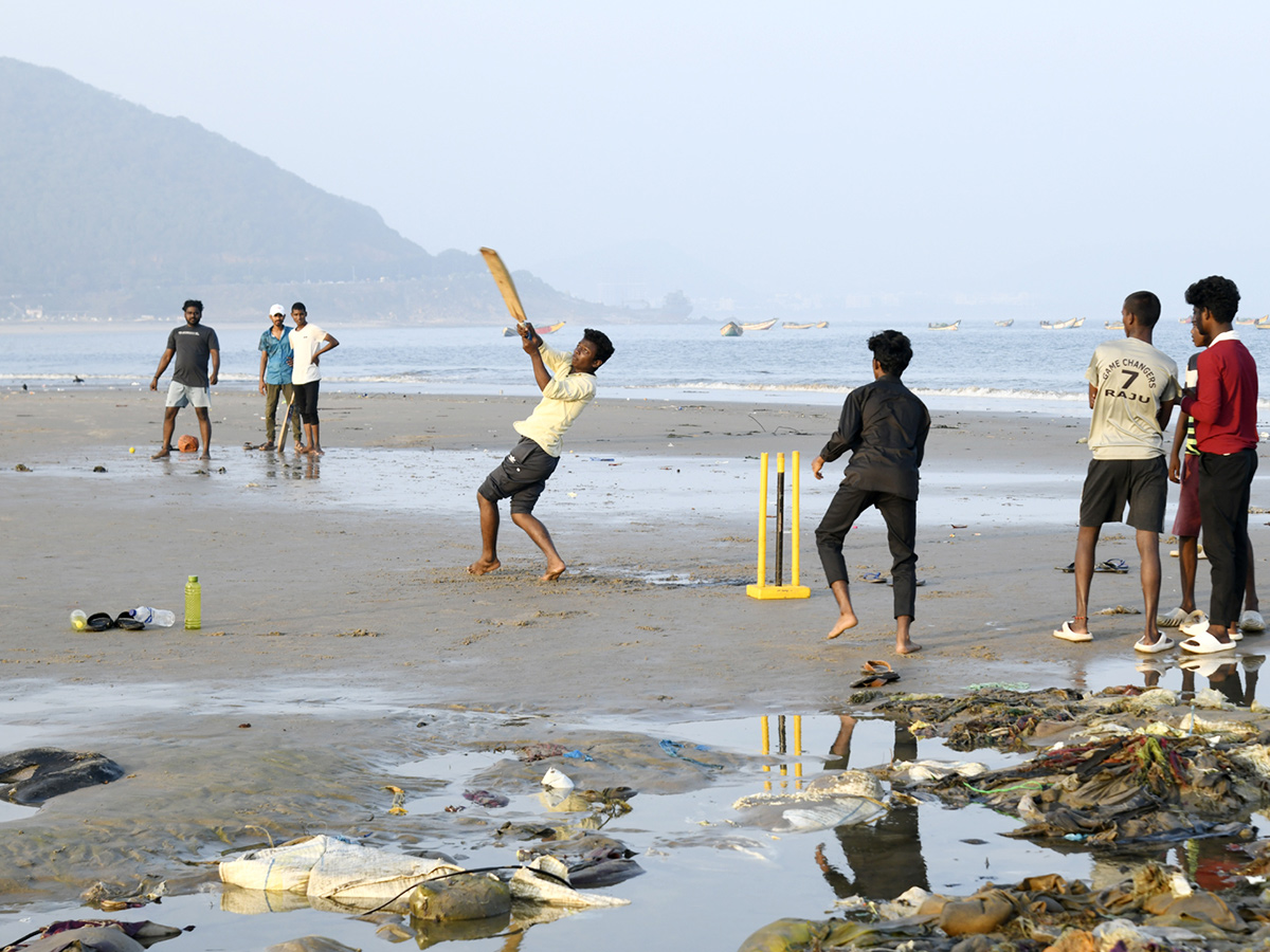 Sunday_20Visakhapatnam_20Beach_20Photos_3.jpg 3