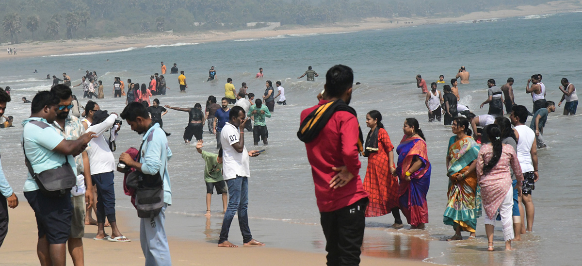 Sunday_20Visakhapatnam_20Beach_20Photos_4.jpg 4