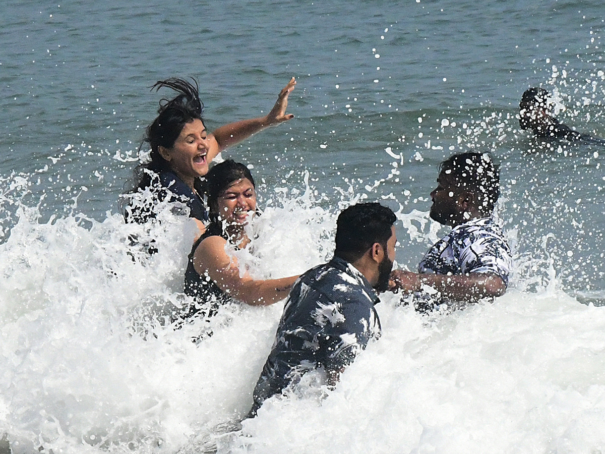 Sunday_20Visakhapatnam_20Beach_20Photos_6.jpg 5