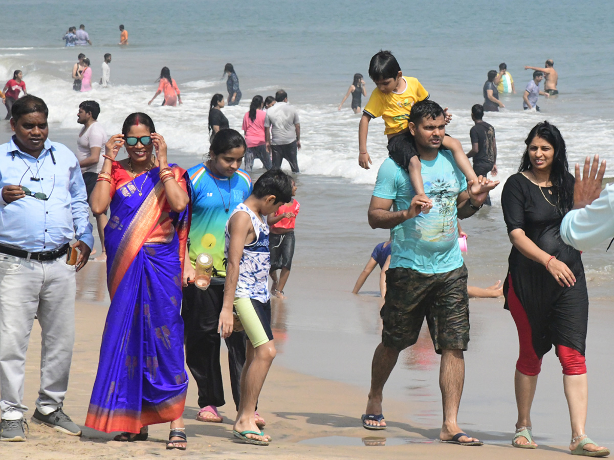 Sunday_20Visakhapatnam_20Beach_20Photos_7.jpg 6