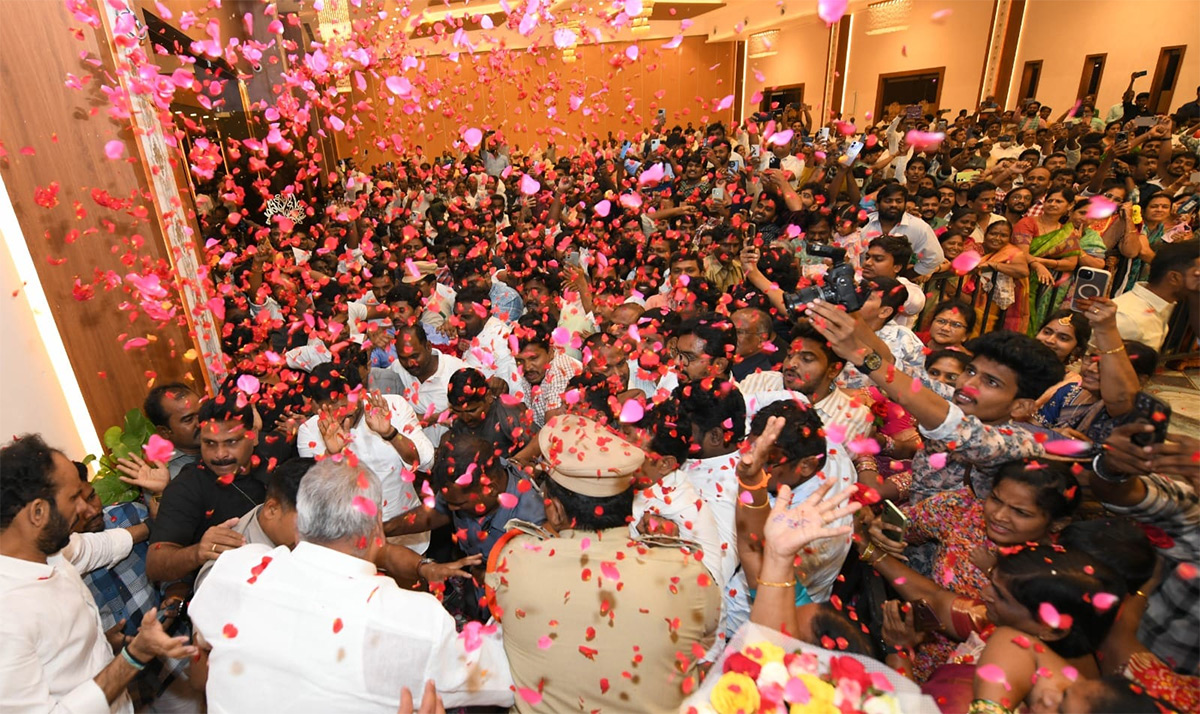YS_20Jagan_20Attends_20Prathap_20Reddy_20and_20Parimala_20Reddy_20Marriage_20At_20Guntur__20_2814_29_0.jpg 14