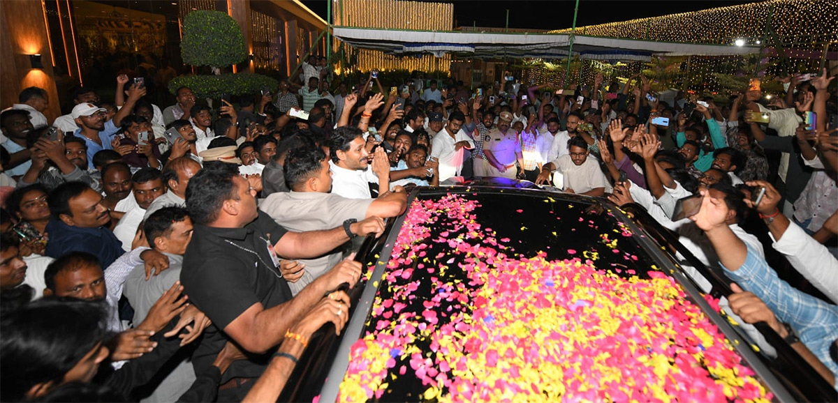 YS_20Jagan_20Attends_20Prathap_20Reddy_20and_20Parimala_20Reddy_20Marriage_20At_20Guntur__20_2816_29_0.jpg 16