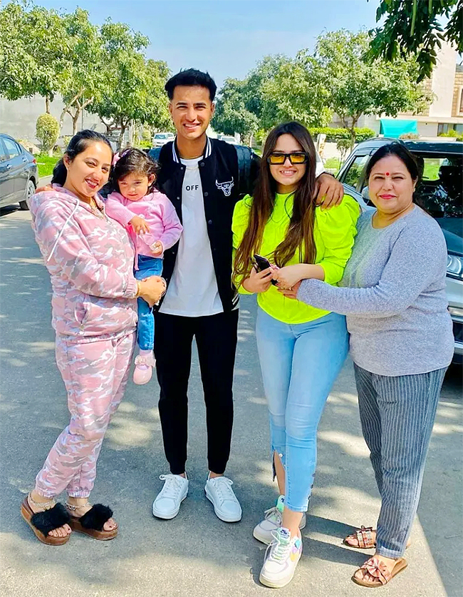 Abhishek_20Sharma_20Family_20photos_20goes_20viral__20_288_29.jpg 8