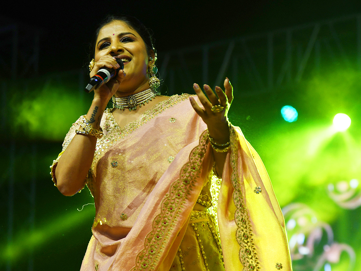 Srikakulam_20Singer_20Mangli_20creates_20a_20buzz_20on_20the_20grounds_20of_20the_20Arts_20College_1.jpg 1