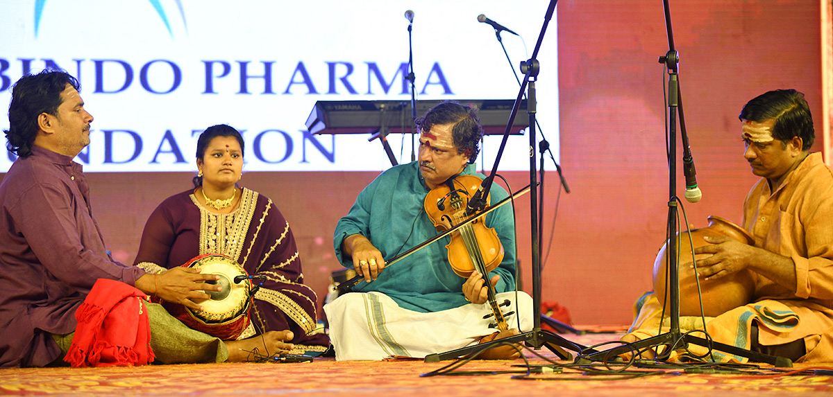 Srikakulam_20Singer_20Mangli_20creates_20a_20buzz_20on_20the_20grounds_20of_20the_20Arts_20College_13.jpg 11