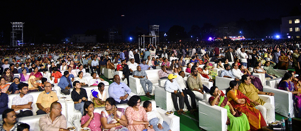 Srikakulam_20Singer_20Mangli_20creates_20a_20buzz_20on_20the_20grounds_20of_20the_20Arts_20College_15.jpg 12