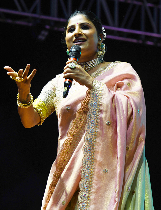 Srikakulam_20Singer_20Mangli_20creates_20a_20buzz_20on_20the_20grounds_20of_20the_20Arts_20College_20.jpg 16