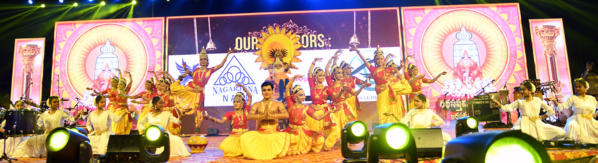 Srikakulam_20Singer_20Mangli_20creates_20a_20buzz_20on_20the_20grounds_20of_20the_20Arts_20College_21.jpg 17