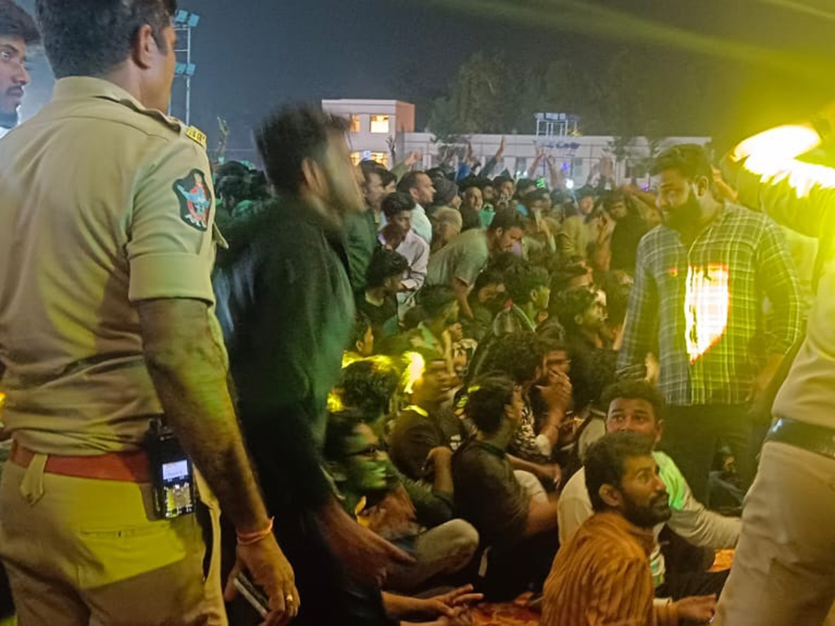 Srikakulam_20Singer_20Mangli_20creates_20a_20buzz_20on_20the_20grounds_20of_20the_20Arts_20College_24.jpg 19