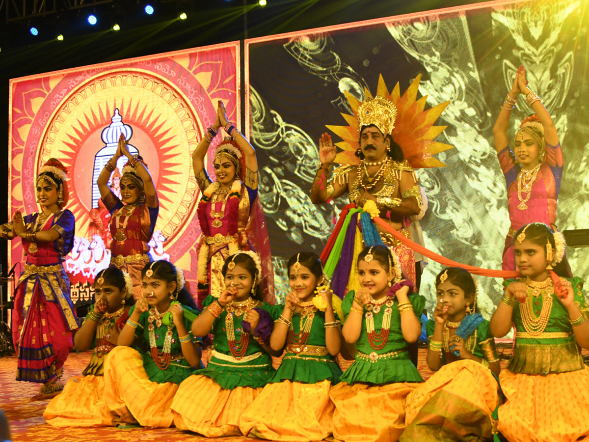 Srikakulam_20Singer_20Mangli_20creates_20a_20buzz_20on_20the_20grounds_20of_20the_20Arts_20College_6.jpg 5