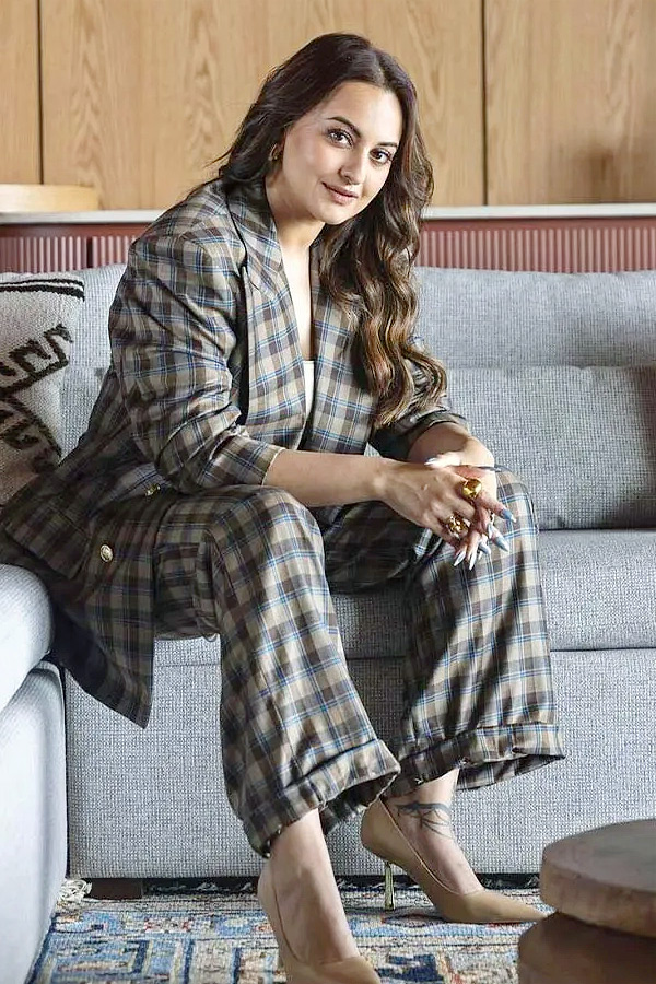 Sonakshi_20Sinha_20sells_20Bandra_20West_20apartment_20for_20over_20Rs_2022_20Crore.Check_20out_20The_20pictures_20_2818_29.jpg 18