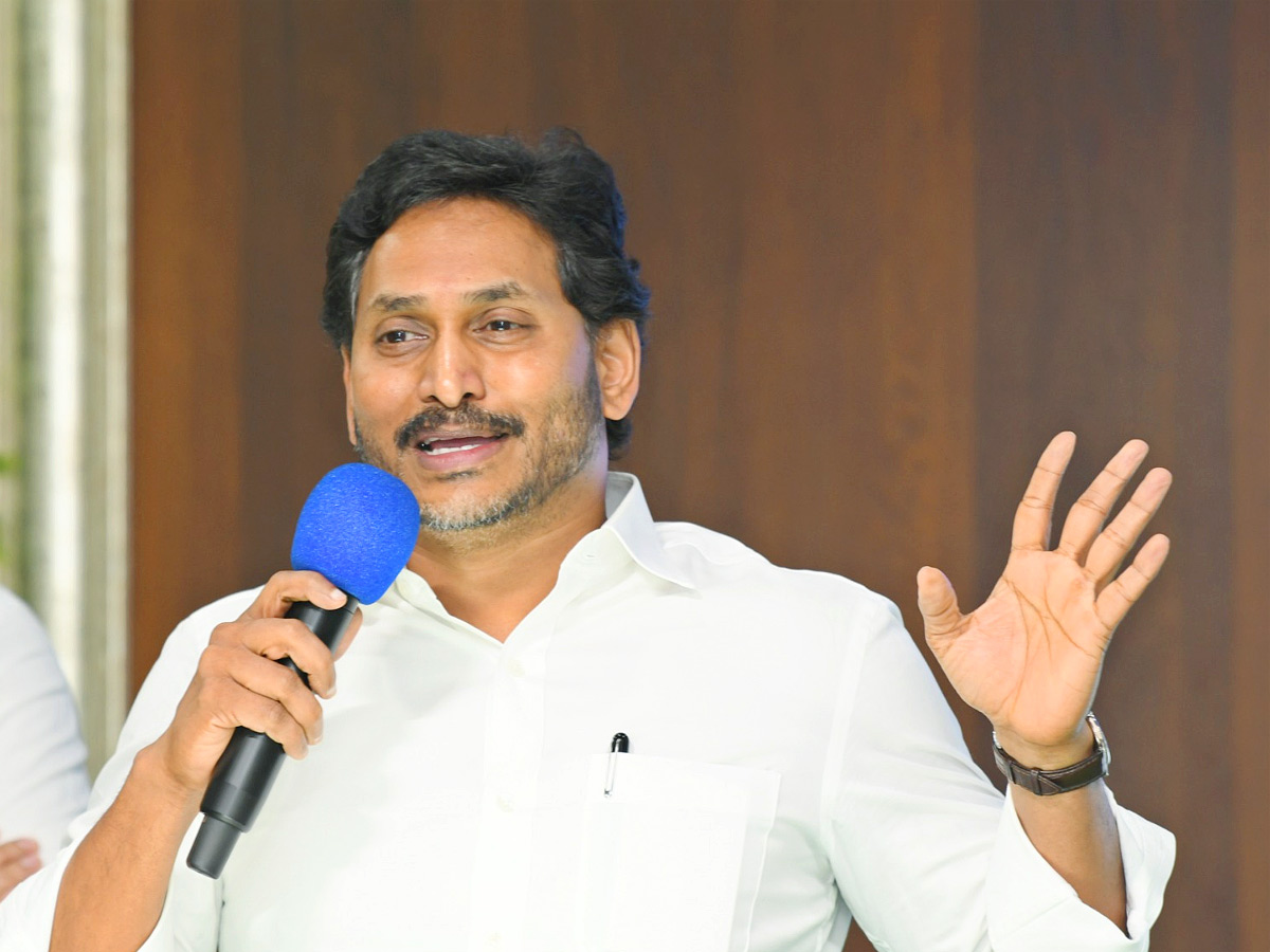 YS_20Jagan_20Key_20Meeting_20With_20Vijayawada_20YCP_20Corporators_20Photos_20_2817_29.jpg 17