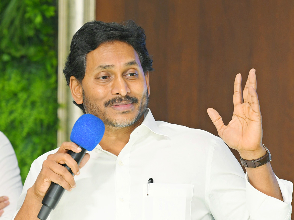 YS_20Jagan_20Key_20Meeting_20With_20Vijayawada_20YCP_20Corporators_20Photos_20_289_29.jpg 9