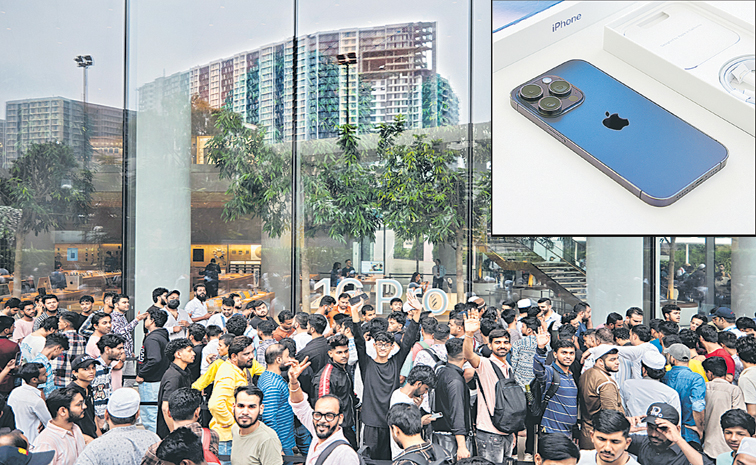 APPLE-BKC-MUMBAI-STORE-QUEU.jpg