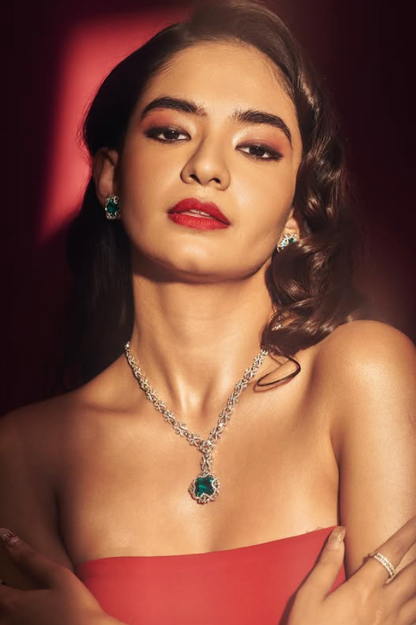 Anushka_20Sen_20Glam_20with_20her_20latest_20looks_20_285_29.jpg 5