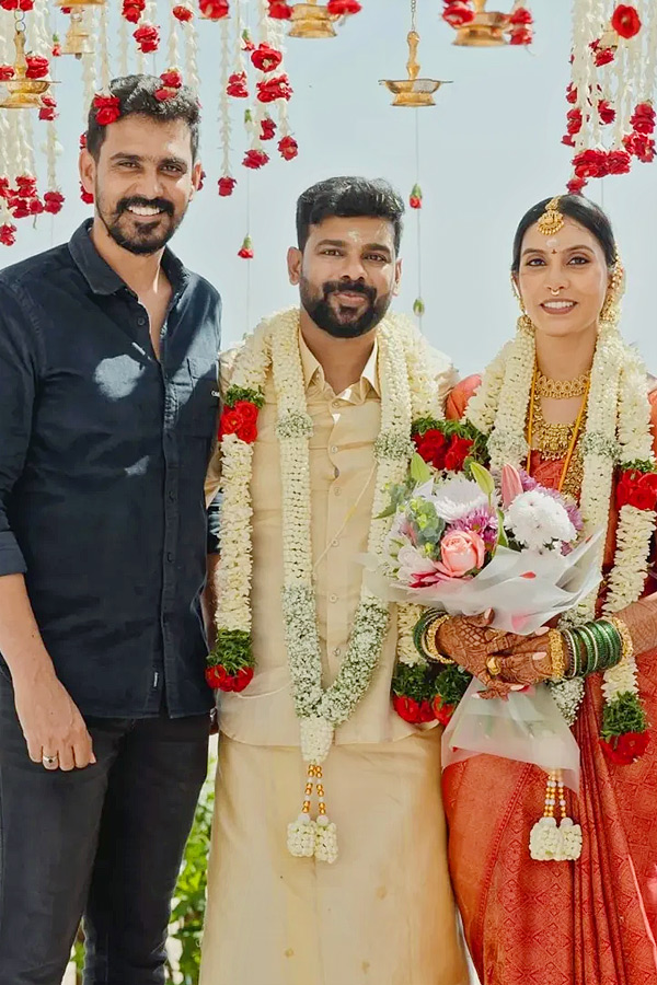 Hero_20karthi_20Attends_20cinematographer_20Thamizhazhagan_20Beach_20Style_20Wedding_20Photos_20_287_29.jpg 8
