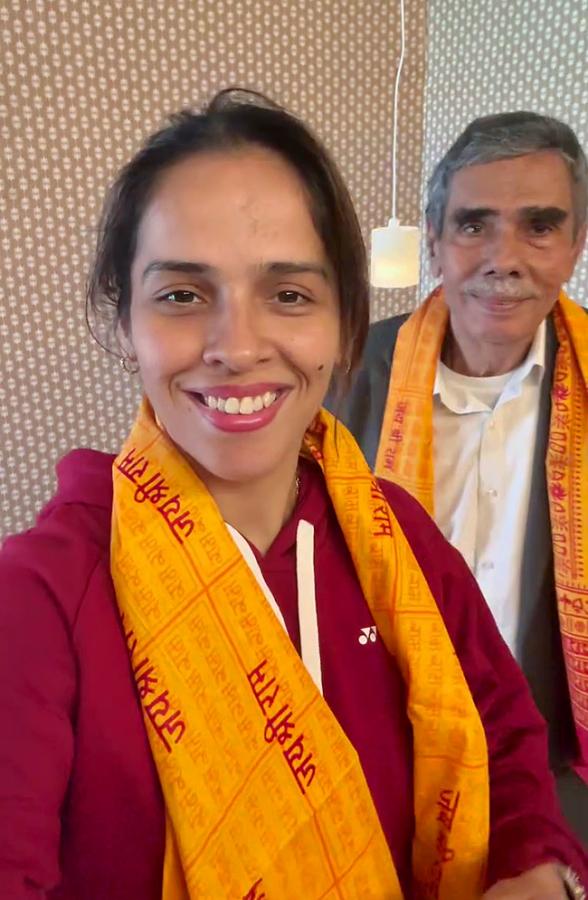 Saina_20Nehwal_20visited_20the_20ongoing_20Maha_20Kumbh_4.jpg 4