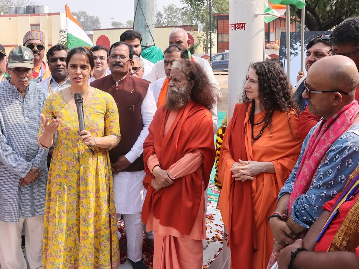 Saina_20Nehwal_20visited_20the_20ongoing_20Maha_20Kumbh_5.jpg 5