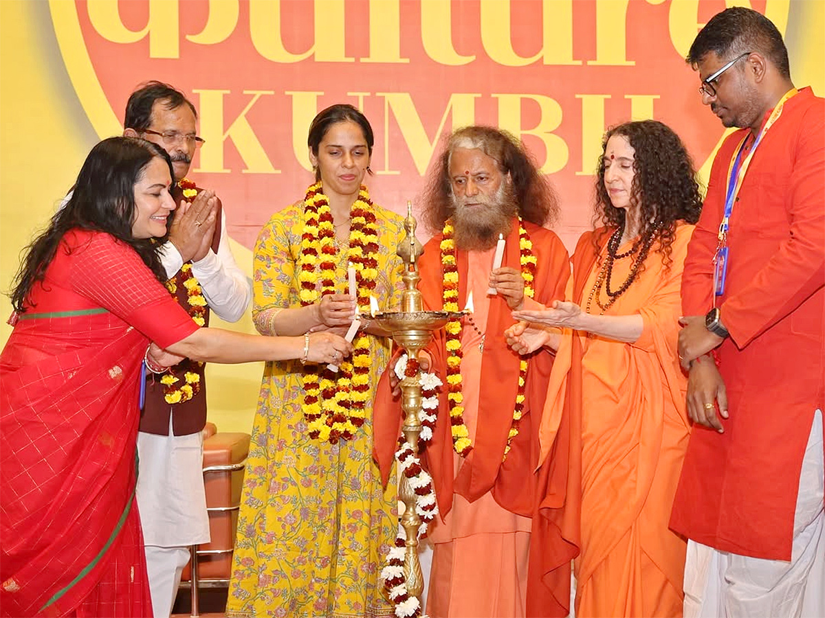 Saina_20Nehwal_20visited_20the_20ongoing_20Maha_20Kumbh_6.jpg 6