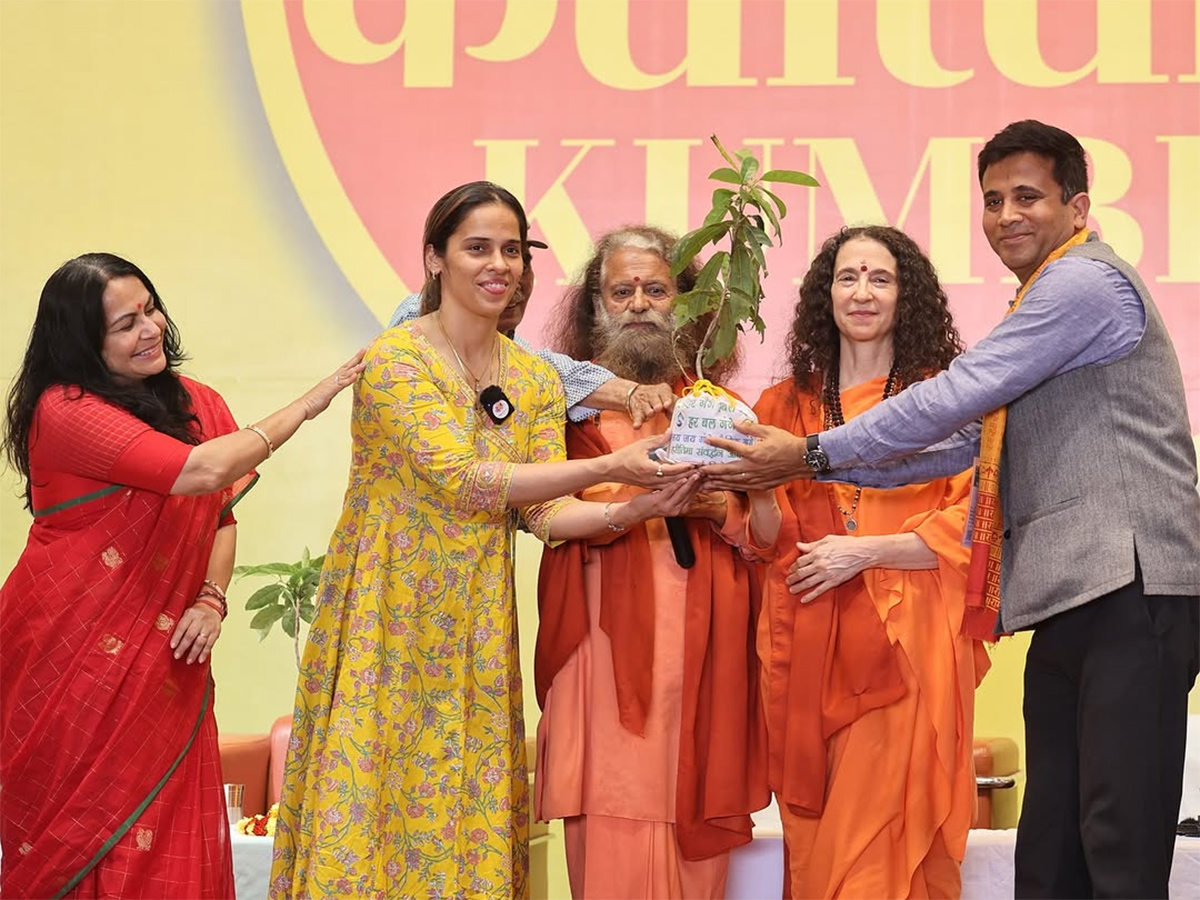 Saina_20Nehwal_20visited_20the_20ongoing_20Maha_20Kumbh_7.jpg 7