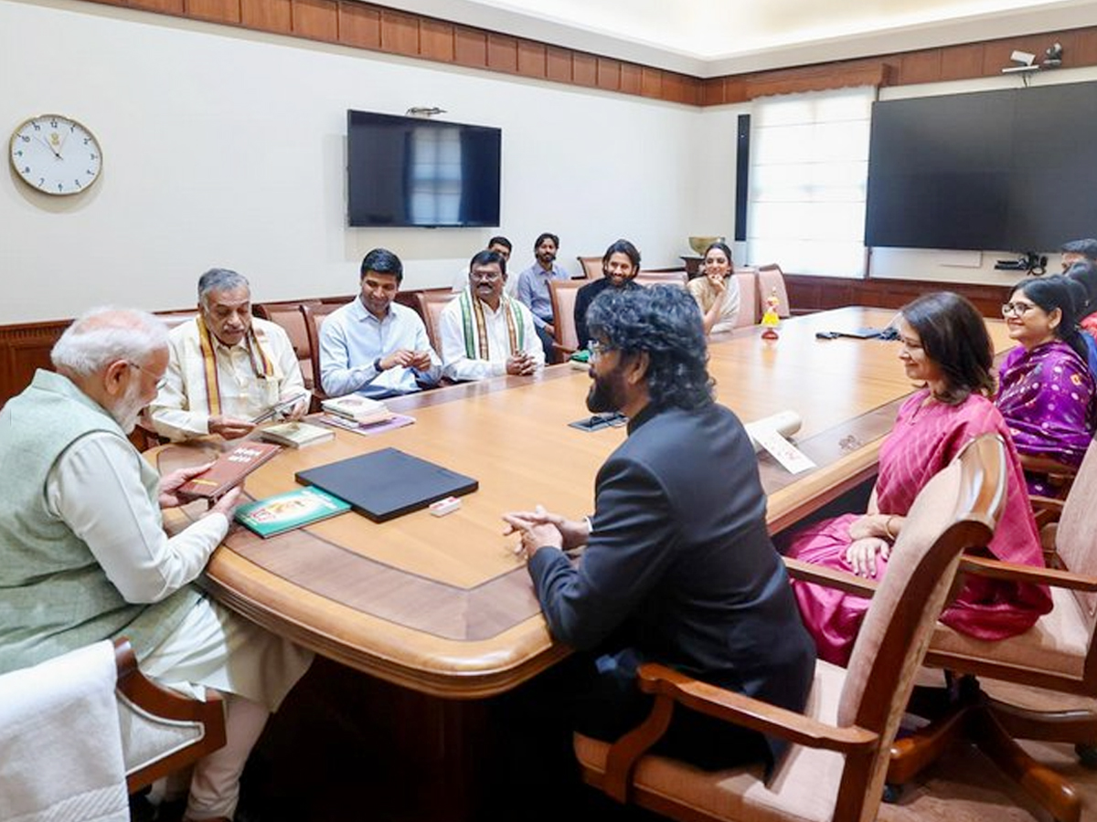 Akkineni_20Family_20Meets_20PM_20Modi_20_285_29.jpg 5