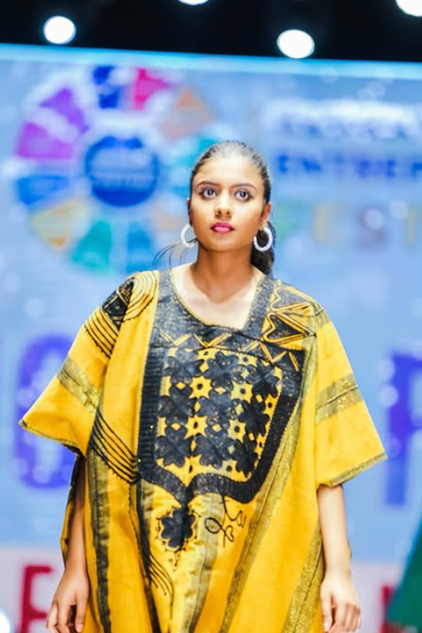 Rojas_20daughter_20Anshu_20Malik_20ramp_20walk_20at_20the_20Global_20Entrepreneurship_20Festival_20_284_29.jpg 4