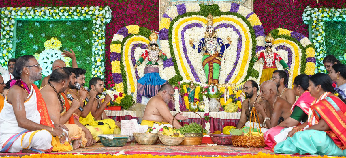 venkateswara_20swamy_20kalyanam_20at_20karimnagar_20photos__20_2811_29.jpg 11