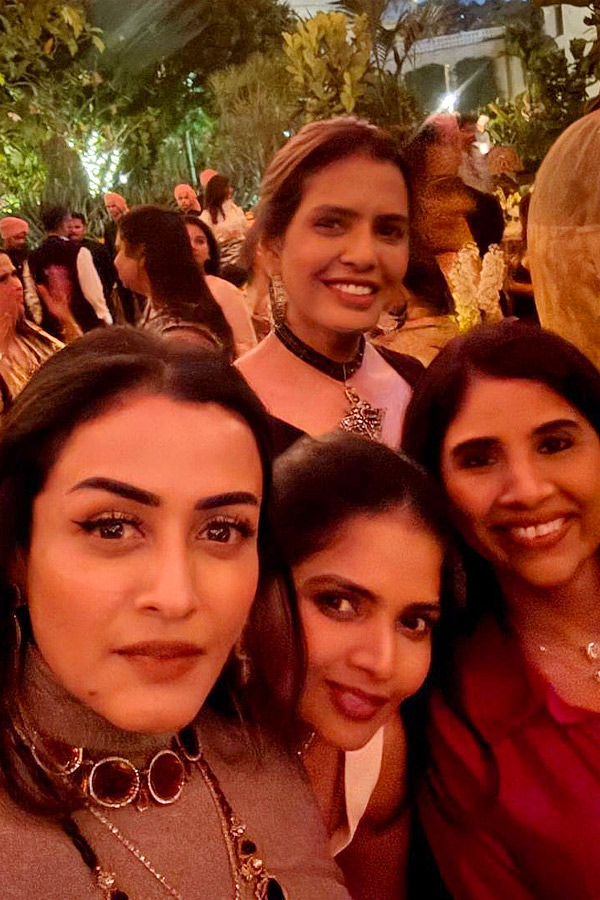 Namrata_20Shirodkar_20at_20a_20fashion_20event_20with_20friends_20Photos_20_288_29.jpg 9