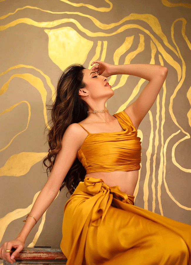 Neha_20Shetty_20Stylish_20Look_20In_20Gold_20Colour_20Dress_20_284_29.png 4