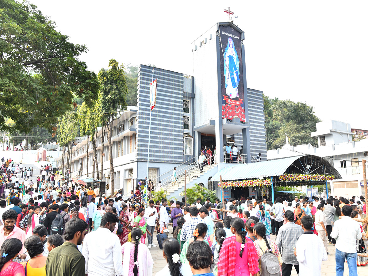 Gunadala_20Mary_20Matha_20Festival_20Begins_20At_20Vijayawada_20Photos__20_2811_29.jpg 11