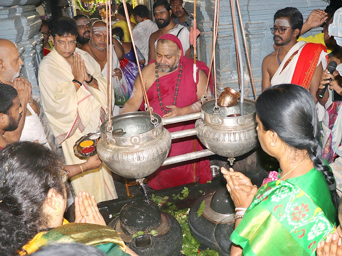 Maha_20Kumbhabhishekam_20In_20Kaleshwaram_20Mukteswara_20Temple__20_289_29.jpg 9