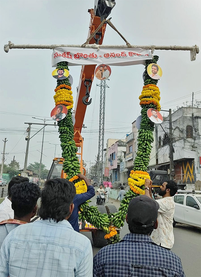 Ram_20Pothineni_20Gets_20Grand_20Welcome_20in_20Rajahmundry_20Photos__20_2811_29.jpg 11
