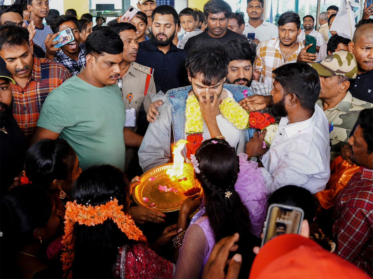Ram_20Pothineni_20Gets_20Grand_20Welcome_20in_20Rajahmundry_20Photos__20_283_29.jpg 3