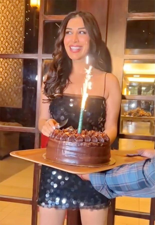 Sophie_20Choudry_20birthday_20is_20a_20celebration_20photos_20goes_20viral__20_283_29.jpg 3