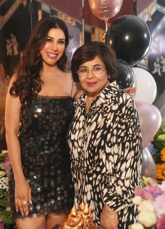 Sophie_20Choudry_20birthday_20is_20a_20celebration_20photos_20goes_20viral__20_284_29.jpg 4