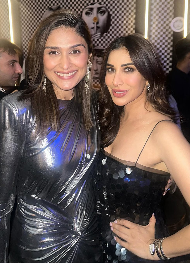 Sophie_20Choudry_20birthday_20is_20a_20celebration_20photos_20goes_20viral__20_286_29.jpg 6