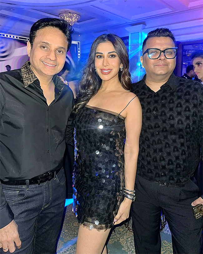 Sophie_20Choudry_20birthday_20is_20a_20celebration_20photos_20goes_20viral__20_289_29.jpg 9