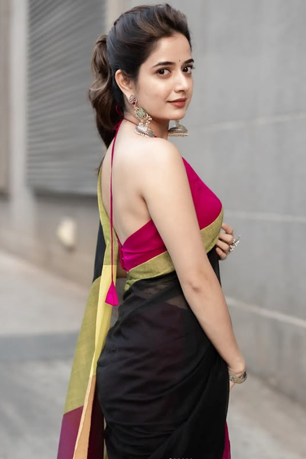 Ashika_20Ranganath_20Radiant_20Beauty_20In_20saree_20looks_20_2811_29.jpg 12
